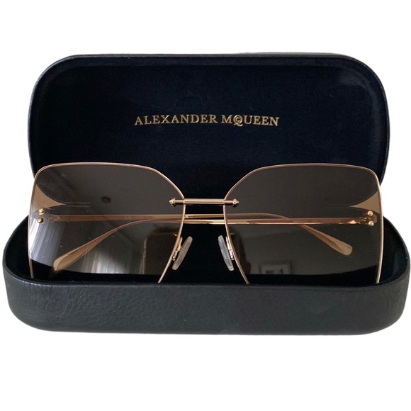 ❤️⭐️ Host Pick ⭐️ ❤️Alexander McQueen Sunglasses new condition 🤞🤞🤞 - Picture 2 of 6